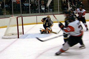 Darrell Draper (25) puts RIT ahead, 4-3, late in the second period.