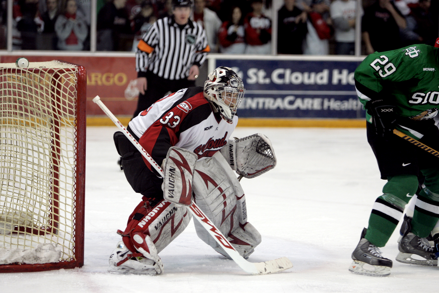 St. Cloud State netminder Jase Weslosky made 34 saves in shutout of Sioux (photo: Brace Hemmelgarn)