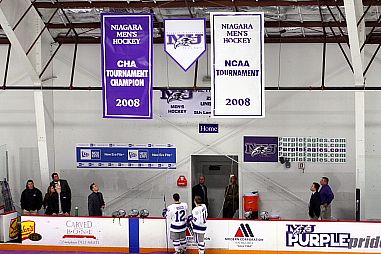 Niagara raised two banners last weekend, but didn't get the result on the ice that it would have liked (photo: Niagara athletic communications).