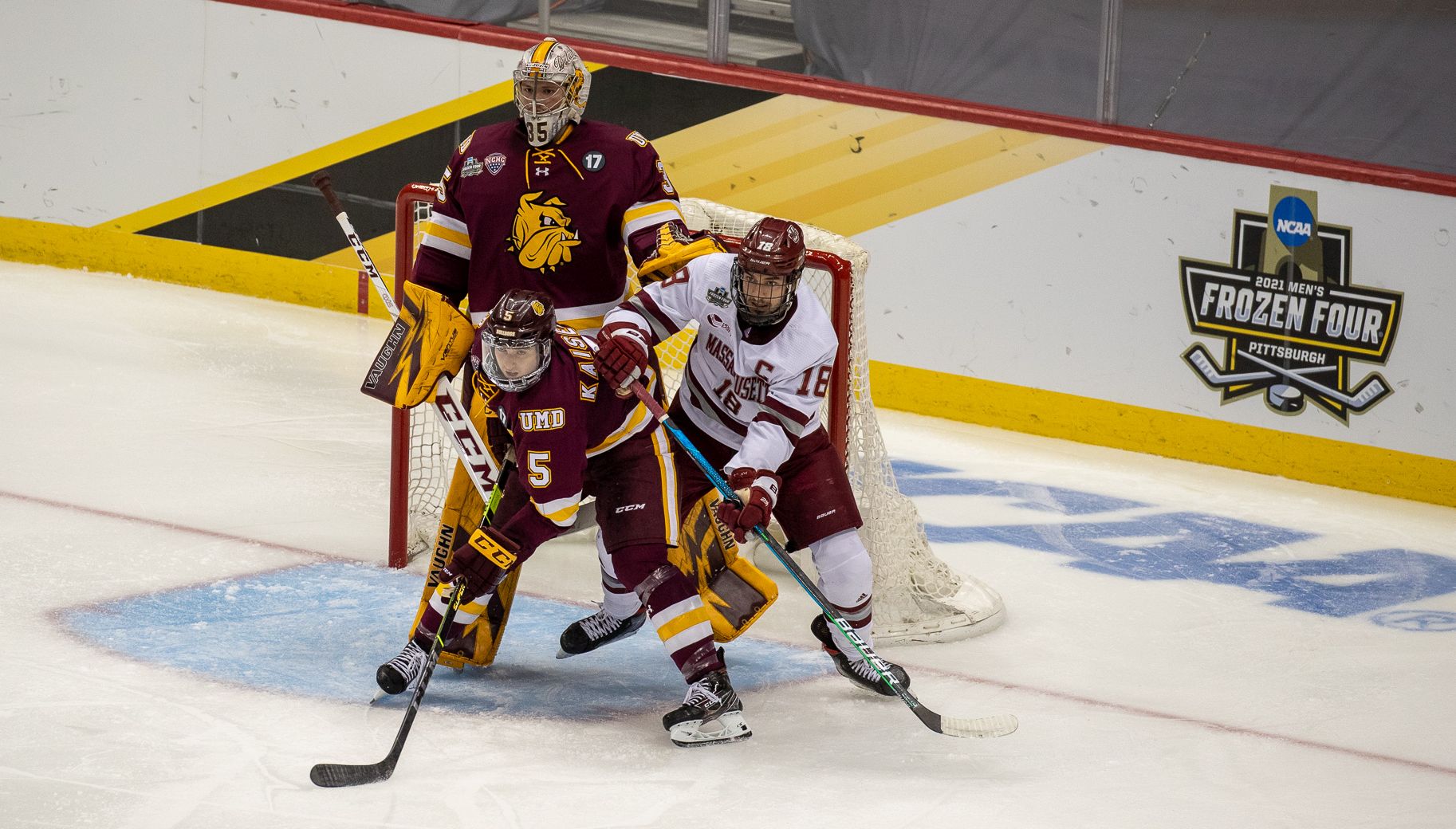 2009 Frozen Four classic: Boston University scores twice after pulling  goalie